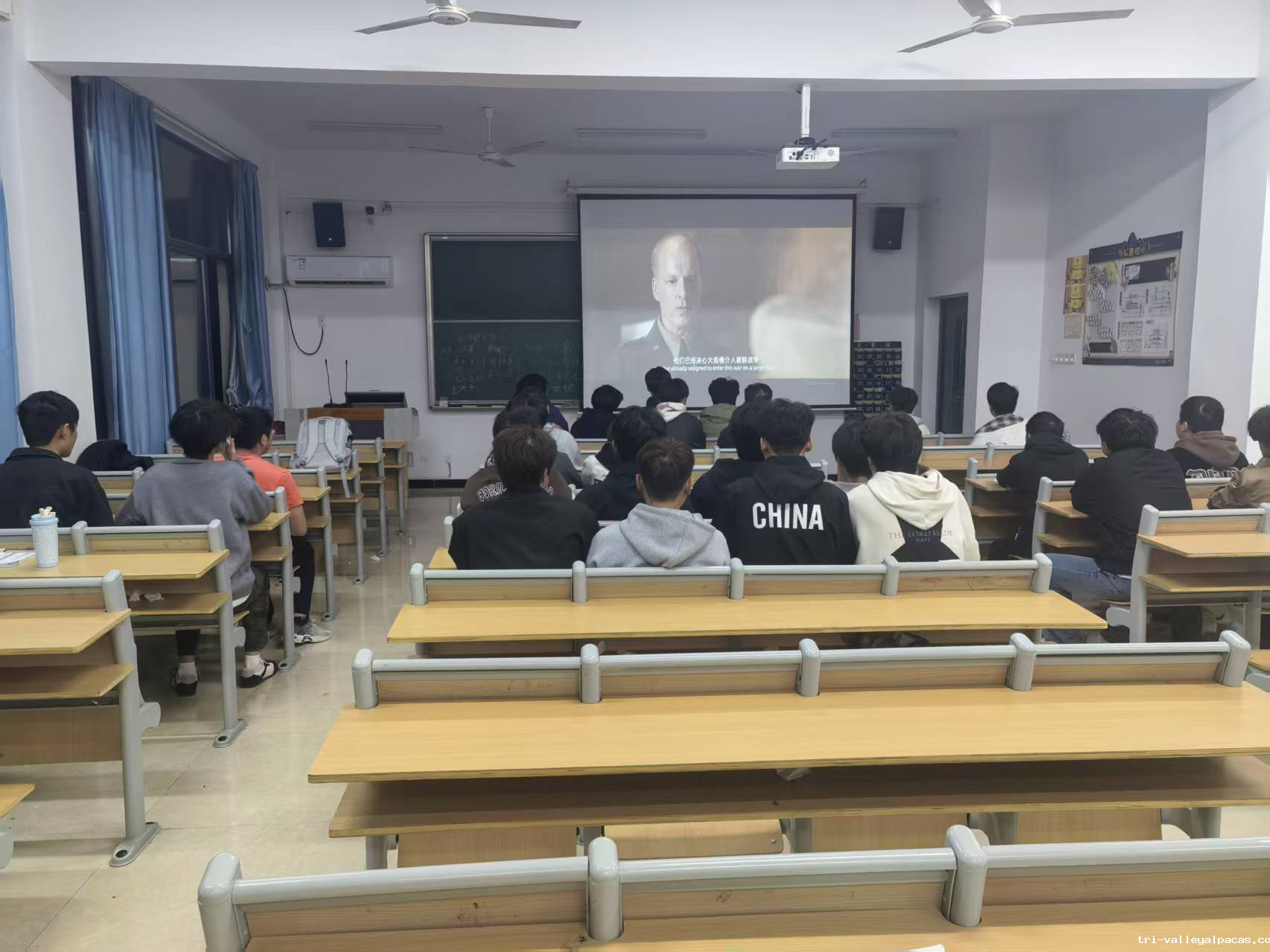 10月主题党日活动:传承红色基因 赓续红色血脉 —— 点点app下载信息工程系党支部开展红色观影活动